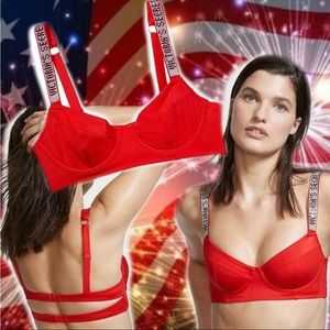 New with tags VICTORIA'S SECRET SWIM
Shine Strap Wicked Bikini Top